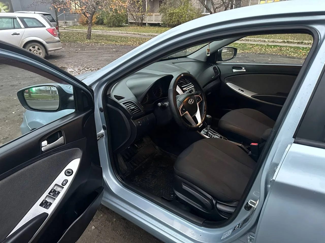 Hyundai Solaris 2011 год в отличном состоянии.1.6 Автомат,подогрев  сидений, кондиционер (заправлен)