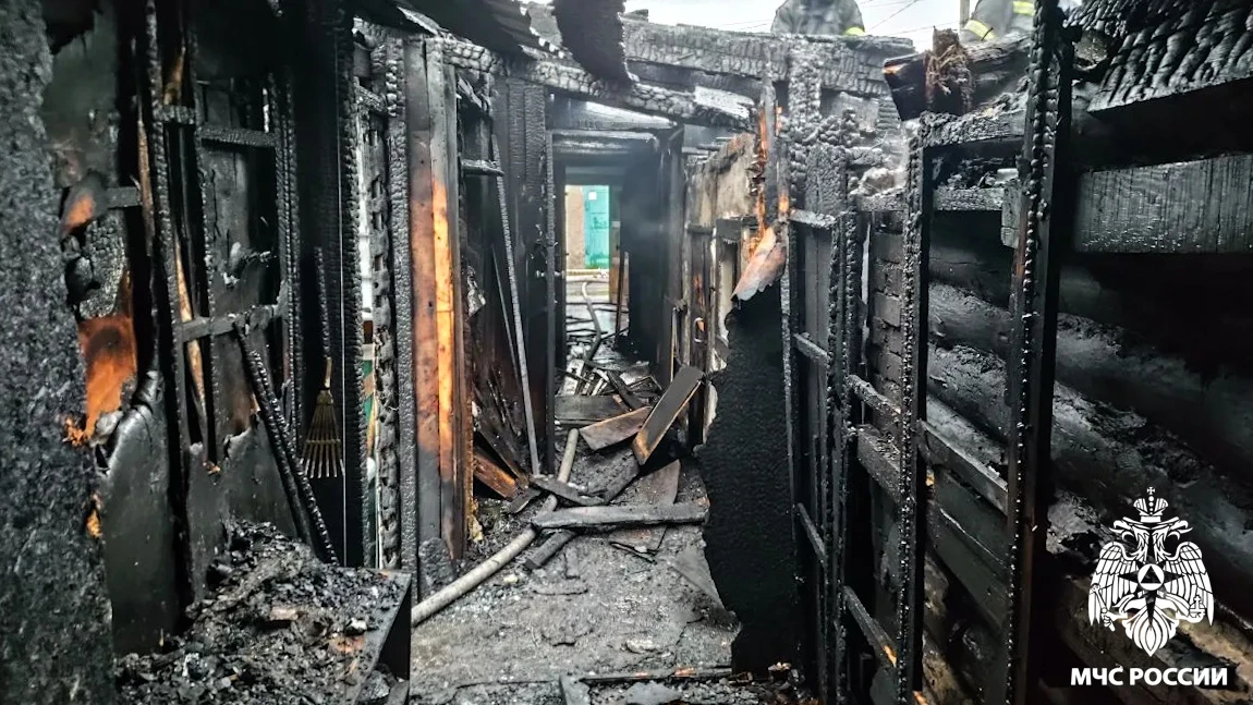 ❗️ На пожаре в Юрге спасены 5 человек  🔥 На улице Чкалова загорелся двухквартирный жилой дом. На мом