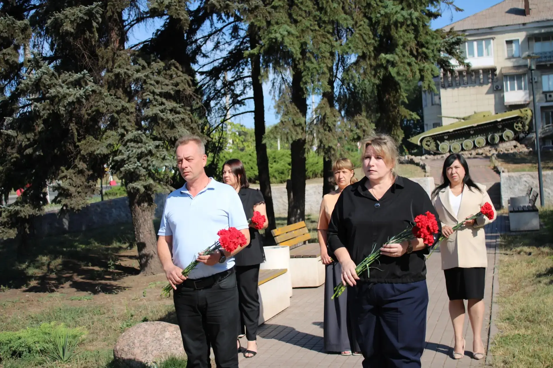 Глава Краснолиманского муниципального округа Олег Пономарев вместе с председателем муни...