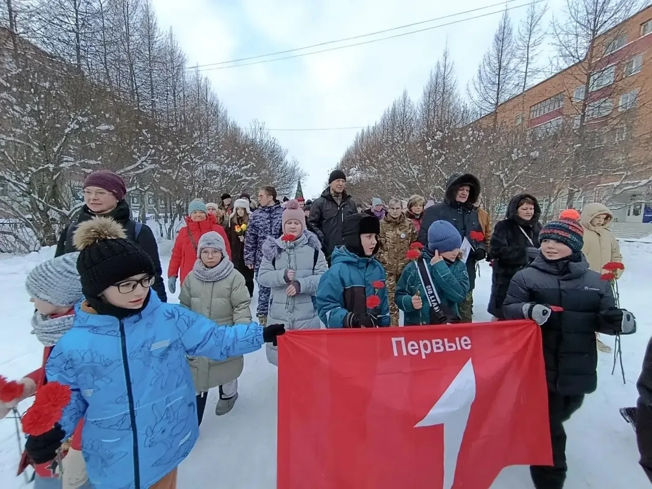 Это важно помнить. Первые шаги нашей памяти. ❤️  Сегодня наши юные «Первые» — ученики 3 «В» класса —