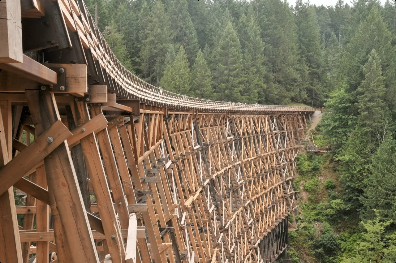 Деревянная железнодорожная эстакада Kinsol Trestle на острове Ванкувер в Канаде - одно ...