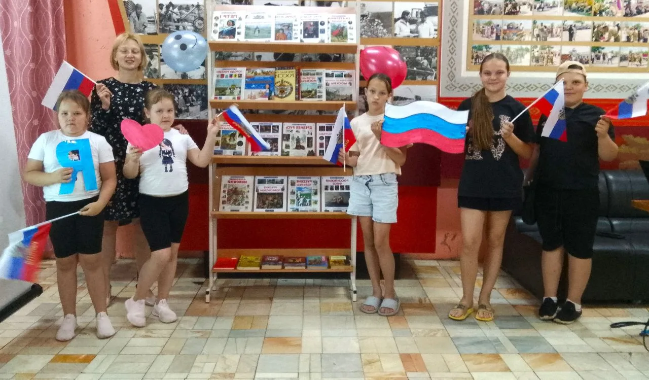 Читатели Гришковской сельской библиотеки участвуют в акции «Флаги России»