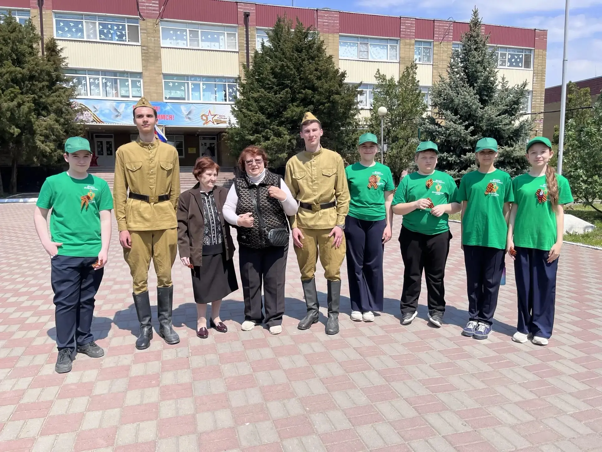 В Рассветовской школе прошла всероссийская акция «Георгиевская ленточка».🎗  В предпраздничный день р