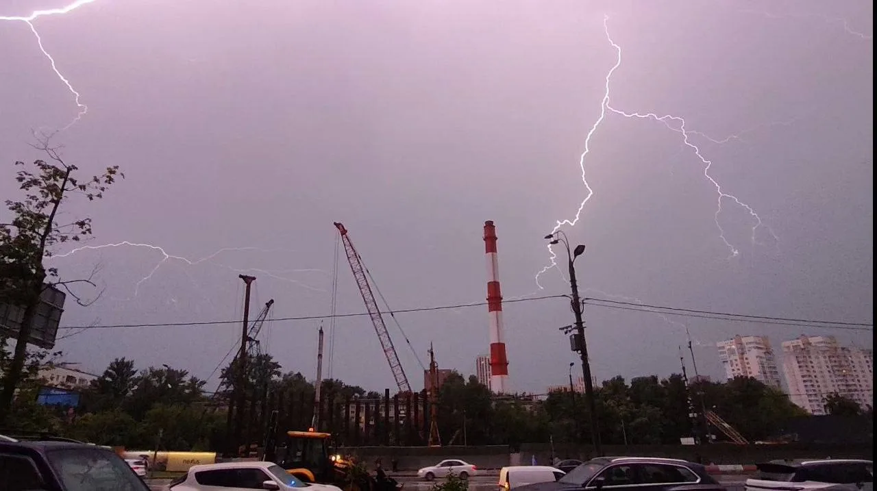 😨 Эпичные кадры грозы сняли в Кунцево

В Кунцево очевидцы засняли впечатляющие кадры грозы. Местные
