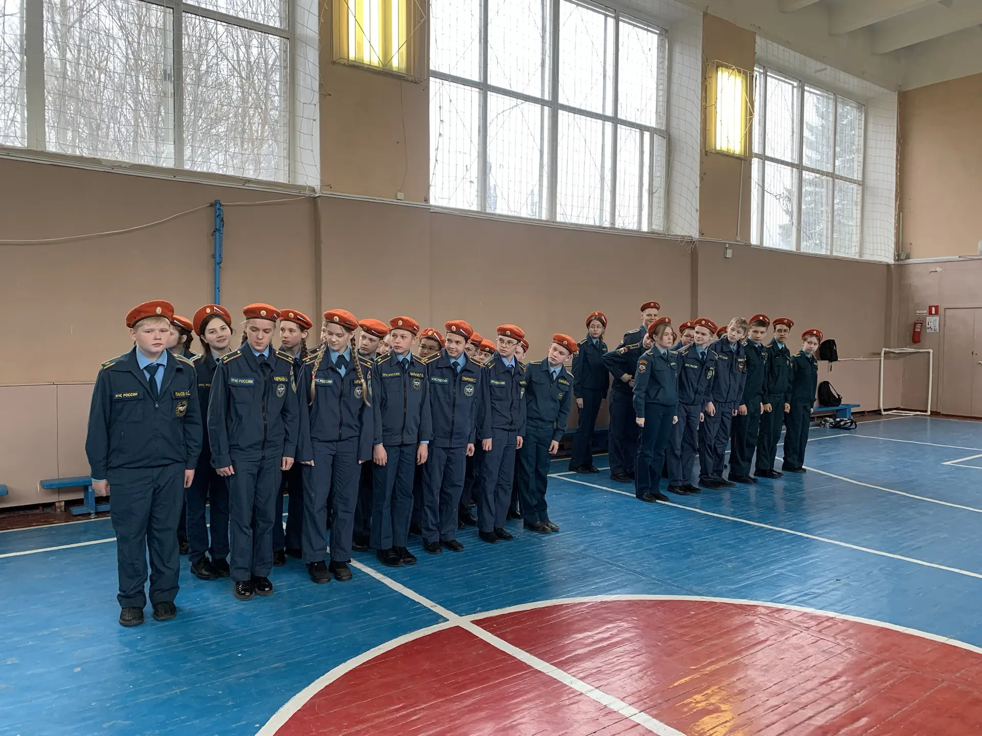 🗓️ Понедельник, 27 апреля, начался с торжественного поднятия флага РФ! В рамках «Разговоров о важном