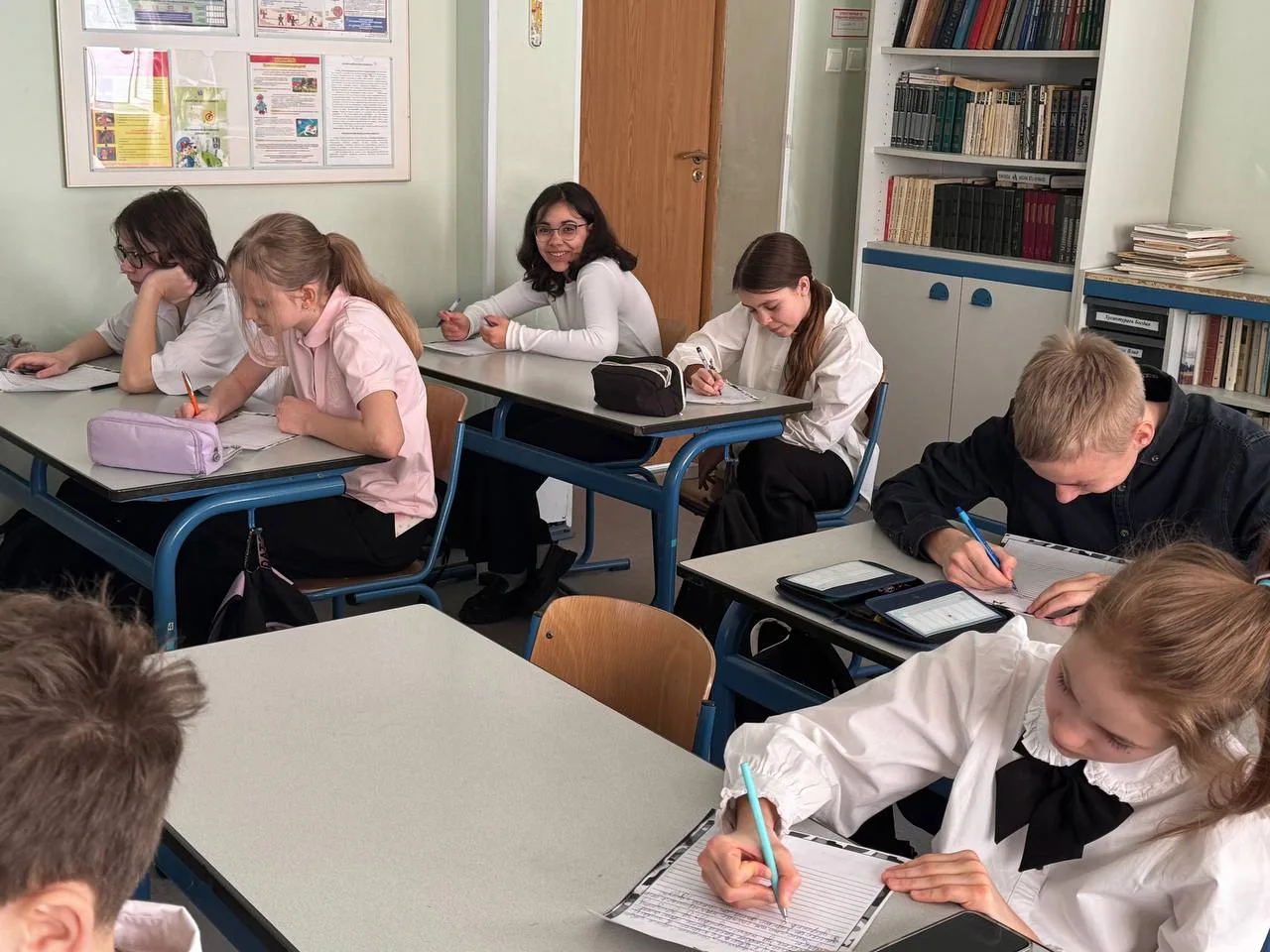 Сегодня в 6 «В» классе Видновской гимназии прошёл Урок мужества, приуроченный к просветительской про