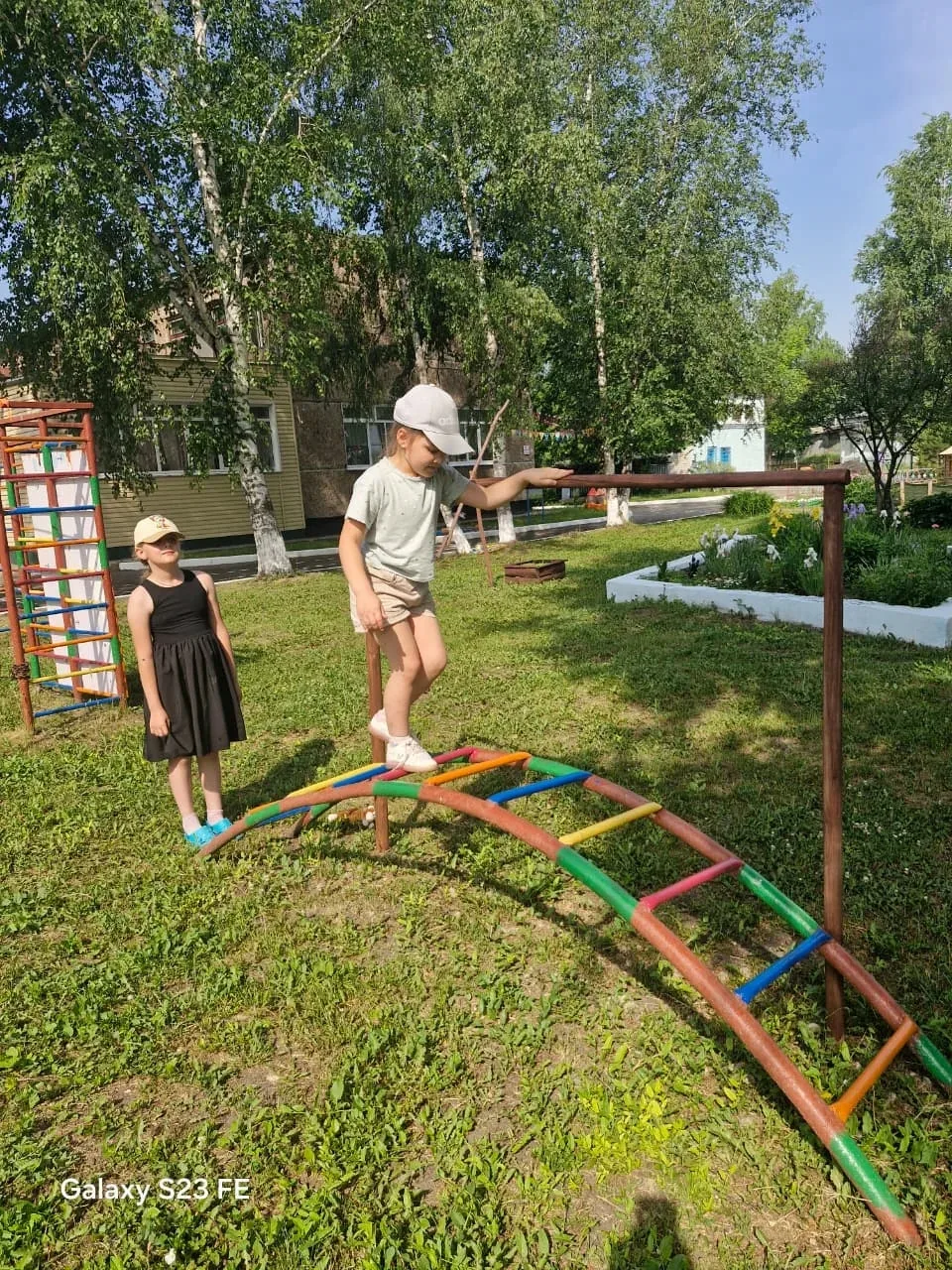 У нас в саду появилась новая локация — полоса препятствий! Это яркое и безопасное пространство, где 