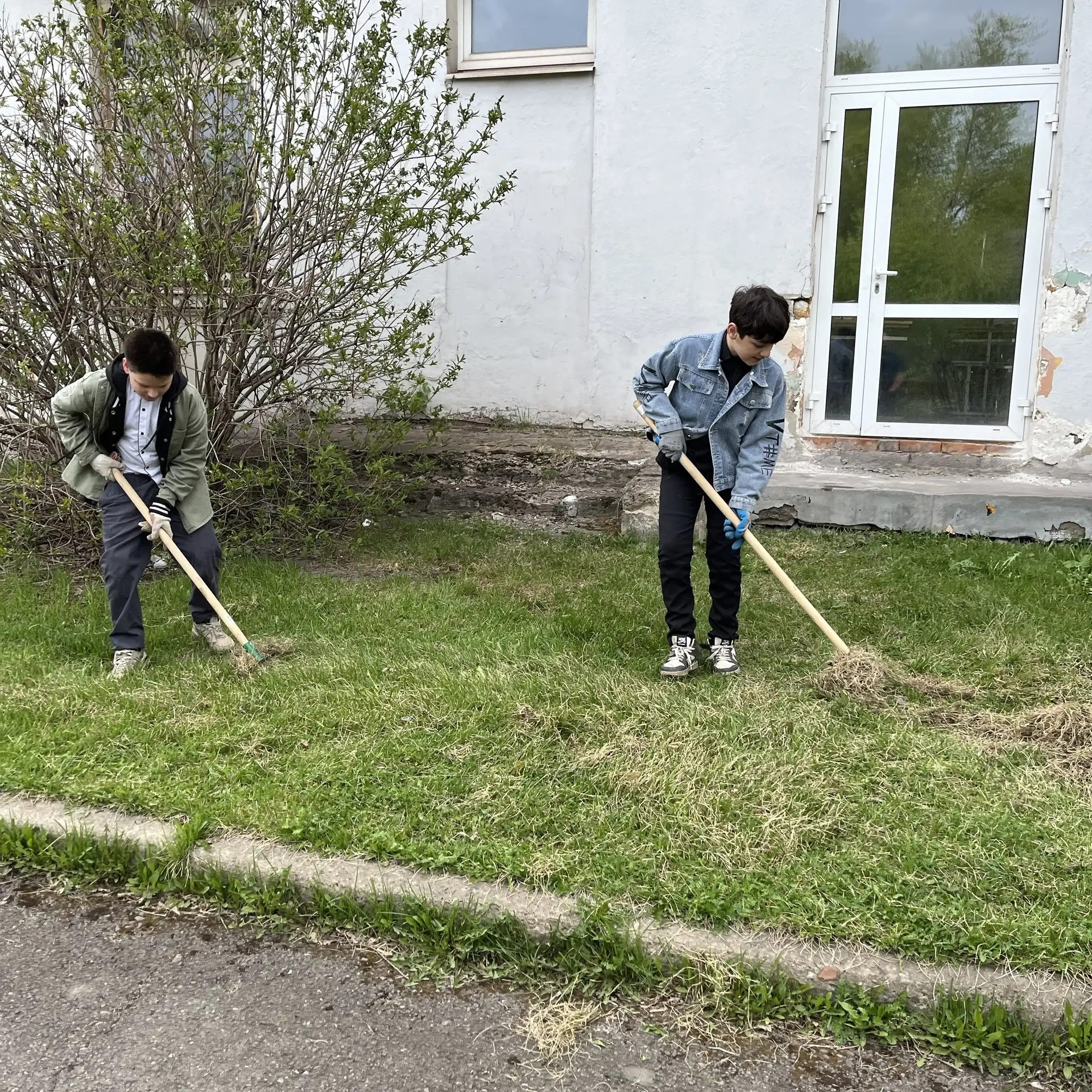 Школьники привели школу №66 в порядок — чистота и красота спасут мир! 🌿💨