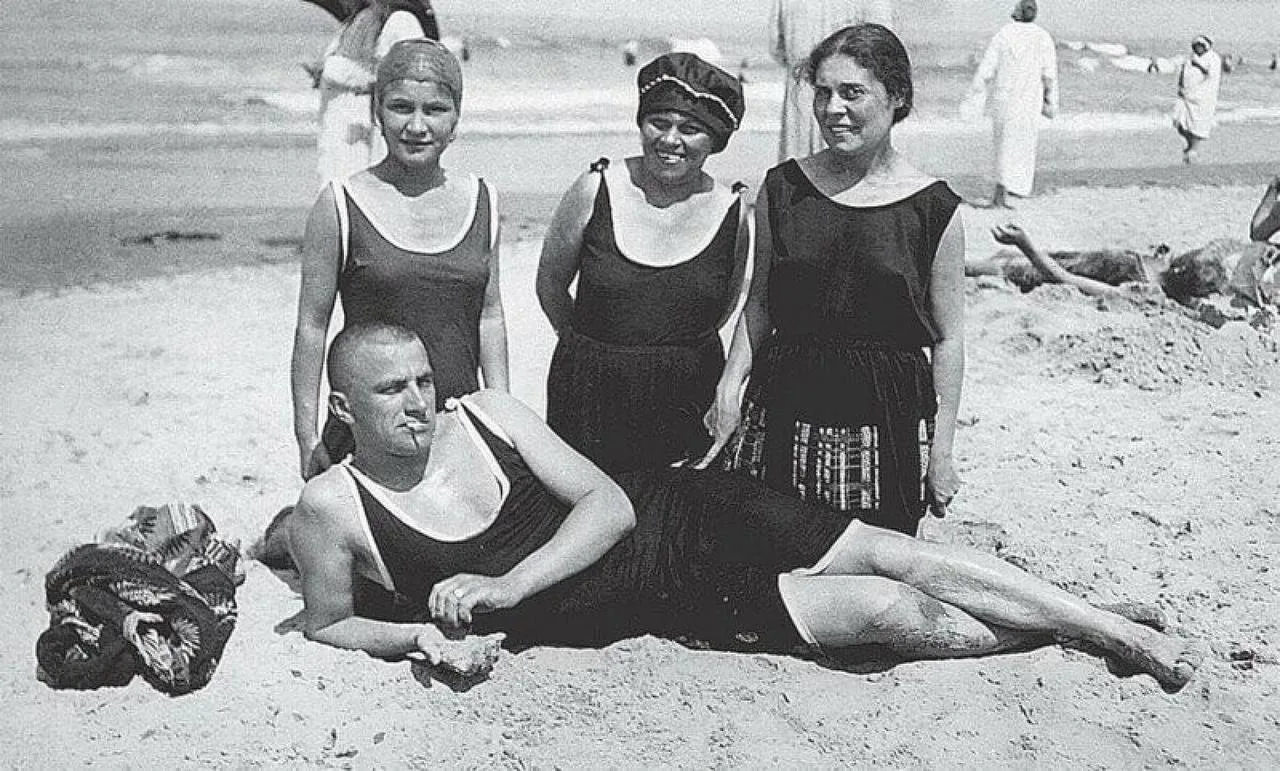 Владимир Маяковский расслаблялся на пляже, 1920-е.