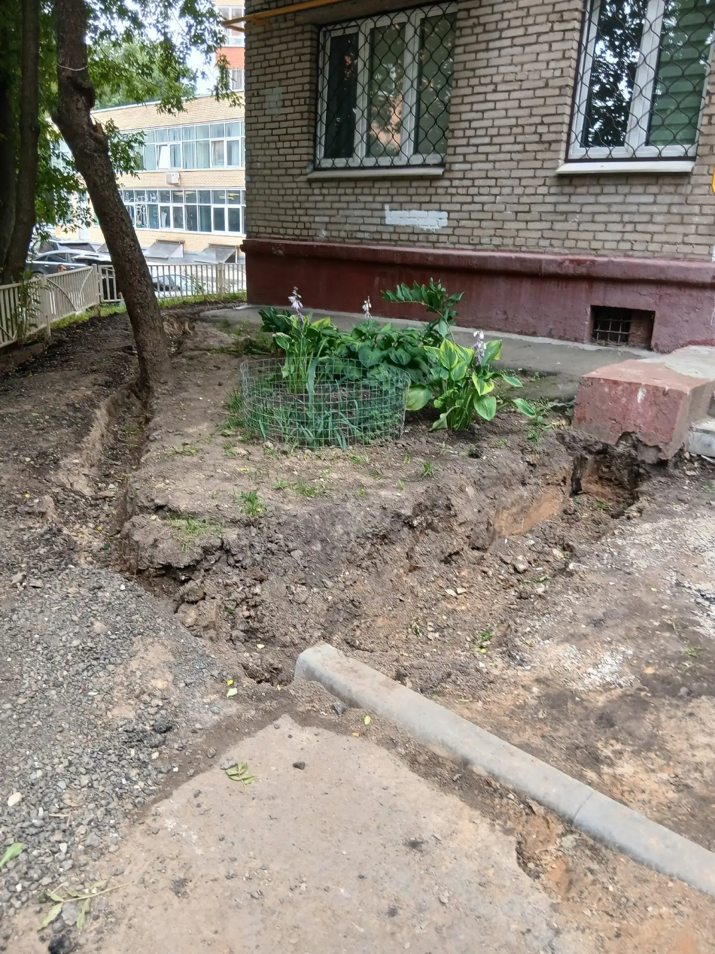 Благоустройство по адресу Кирова 12, затянулось на неопределенный срок. Подрядчик пропал, оставил тр
