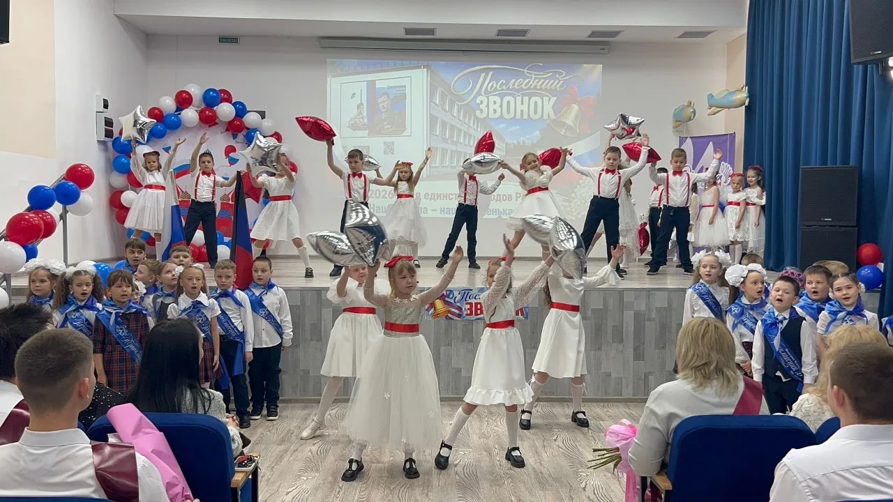 Сегодня в ГБОУ «СШ № 2 г. Кировское» прошёл торжественный праздник «Последний звонок». ...
