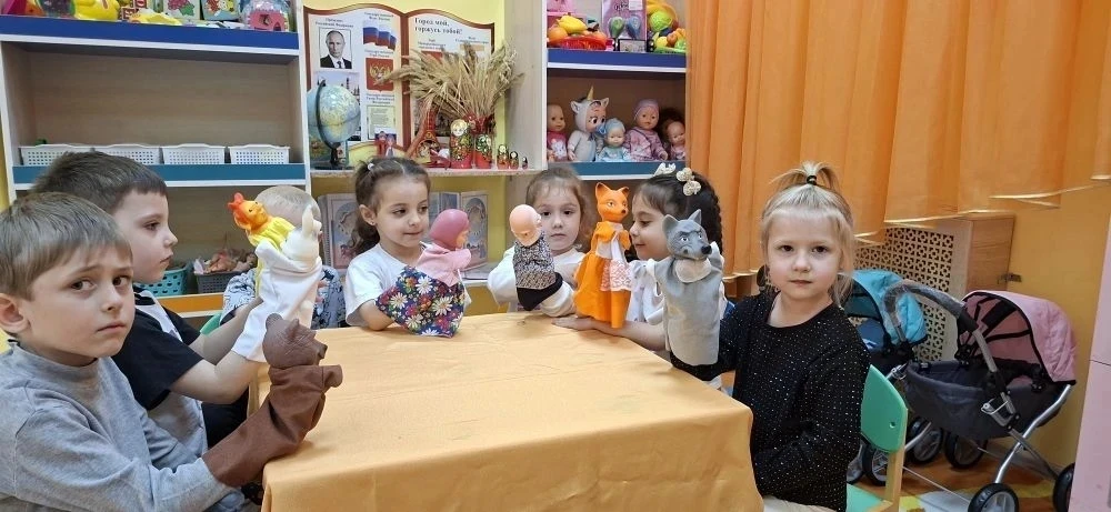 Путешествие в страну сказок и фантазии». Цель — сформировать умения проводить элементар...