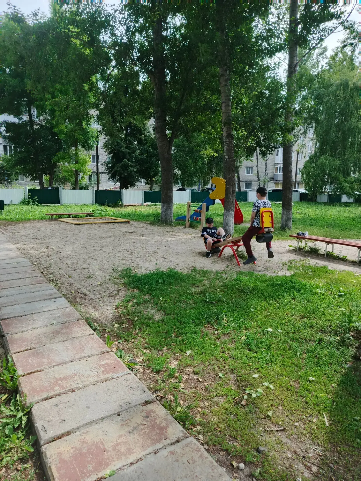 День 11.
Сегодня было много игр на свежем воздухе. Ребята придумали полосу препятствия,а потом с рад