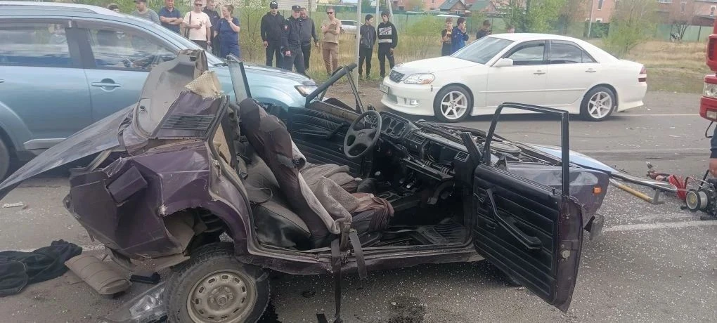 Инструктора зажало в учебной машине после ДТП на улице Гайдара в Чите   Инструктора зажало в учебном