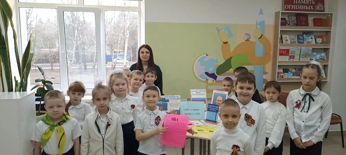 📝В рамках Месячника правовых знаний в школьной библиотеке открыта книжная выставка "Тебе о праве- пр