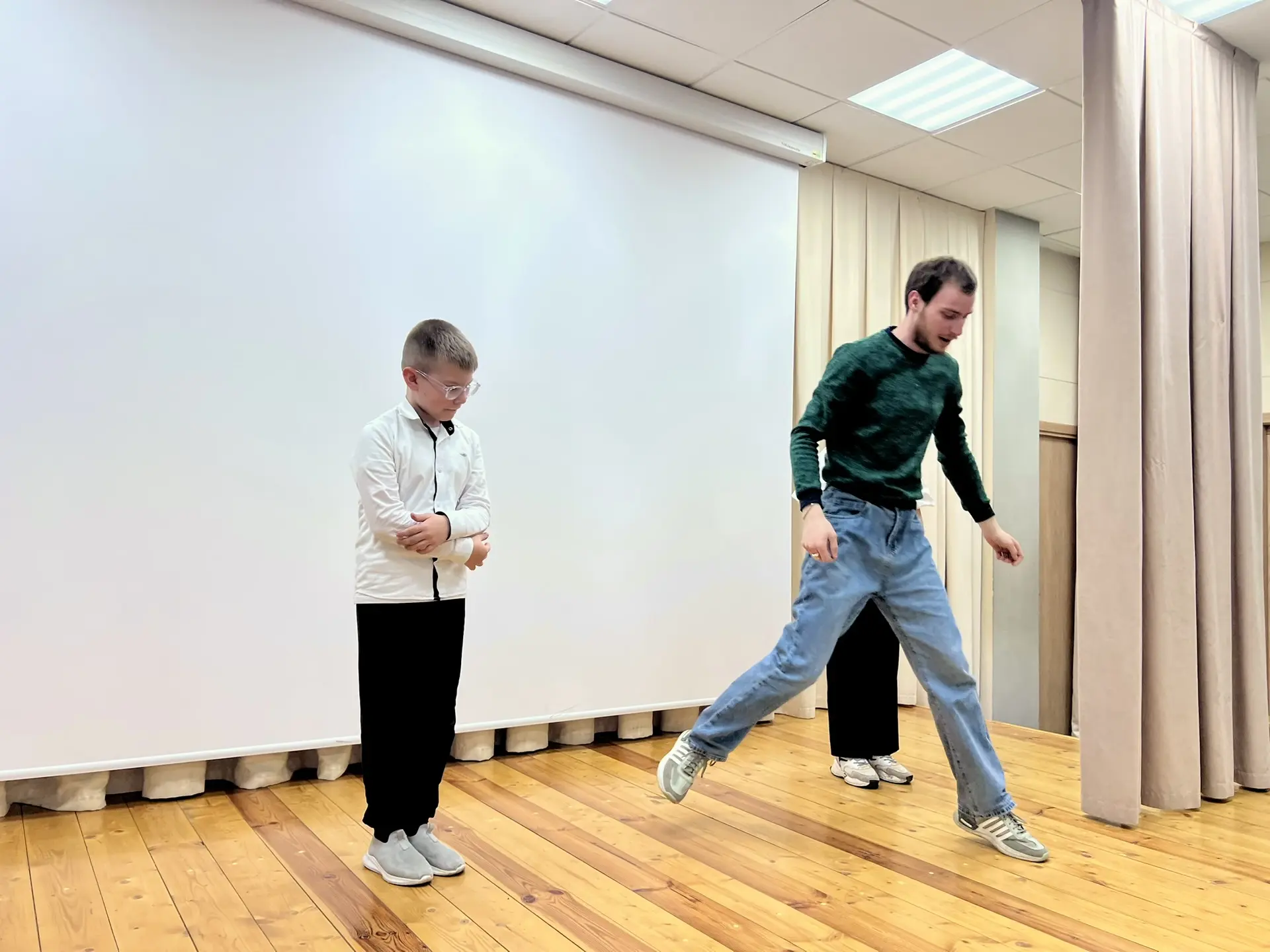 🎭 В честь Всемирного дня театра в нашей школе прошёл увлекательный мастер-класс по актерскому мастер