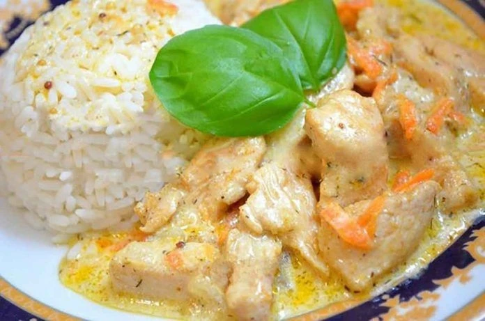 КУРИНОЕ ФИЛЕ В СМЕТАНО-ГОРЧИЧНОМ СОУСЕ 🍗 
 
🍴 Ингредиенты: 
-300 г куриного филе; 
-1 луковица; 
-