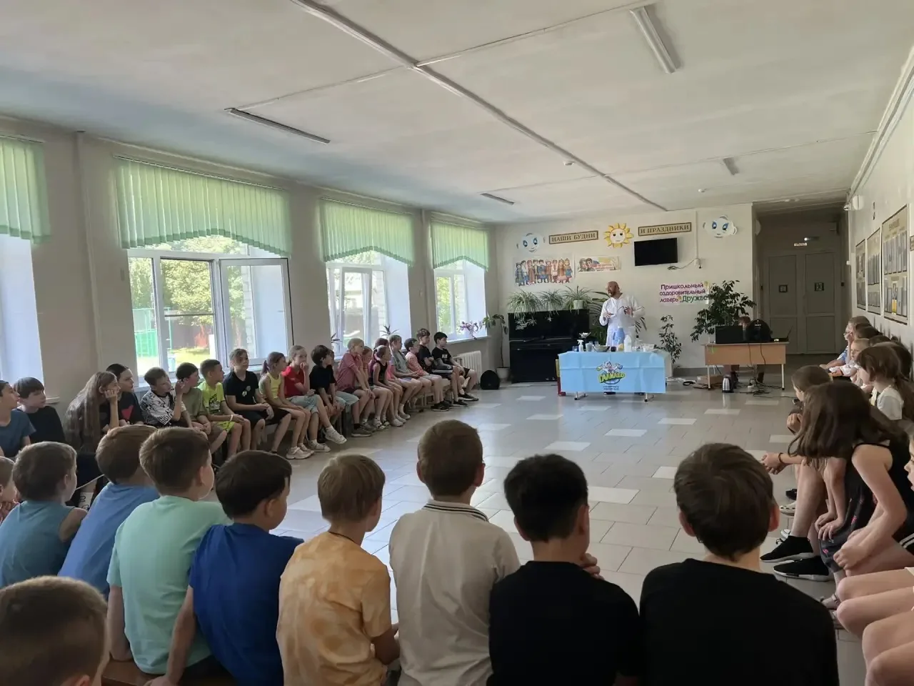 В нашем лагере прошел день опытов от Галилео. Дети увидели научное интерактивное шоу.  Было множеств