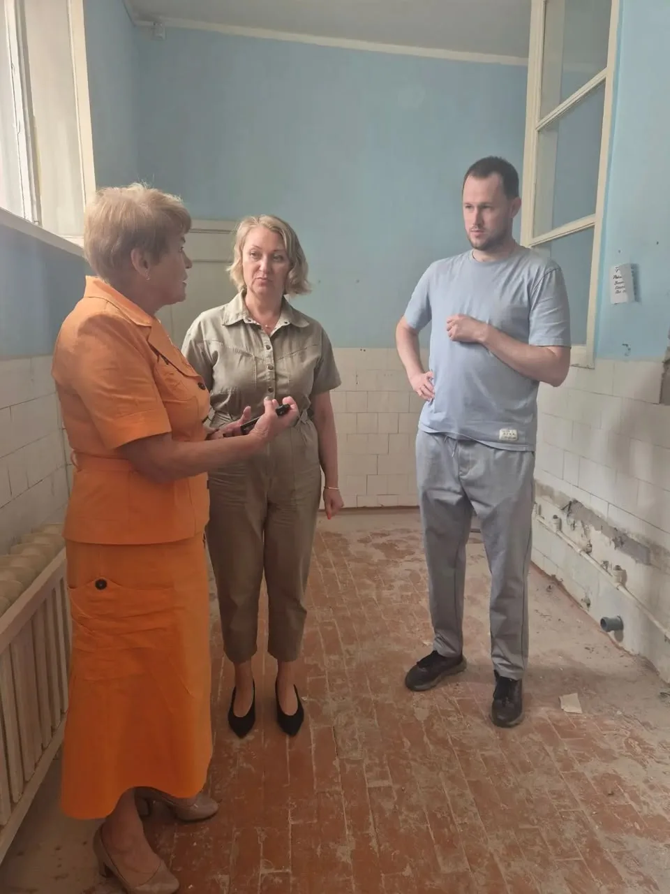 31 июля с целью контроля выполнения ремонтных работ на базе школы 52 и в бывшего здания детского сад