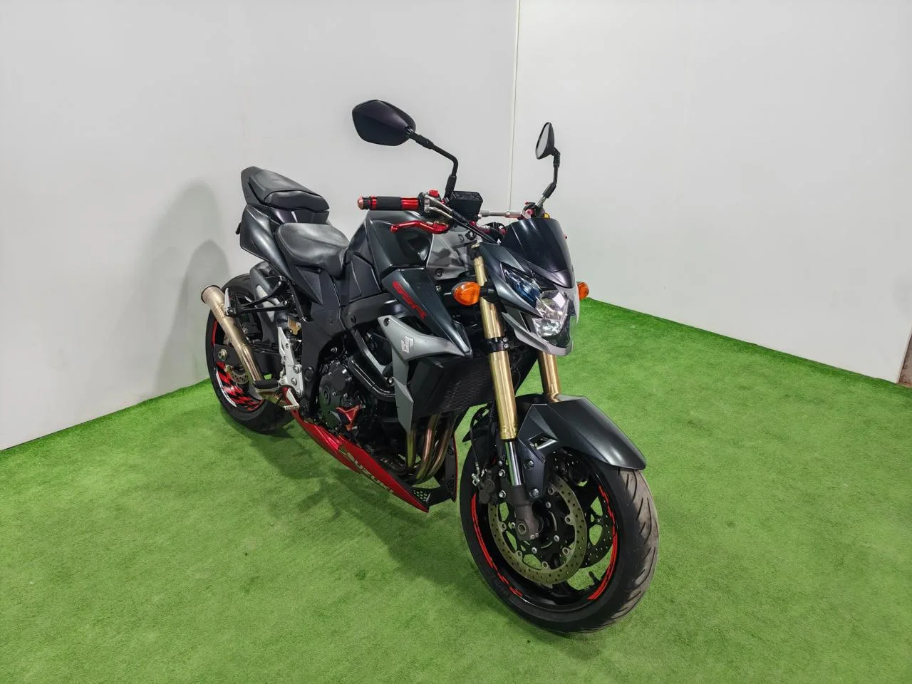 SUZUKI GSR750A в наличии во Владивостоке  Характеристики:  - 2013 год - объем 750 см3 - Аукцион AUCN
