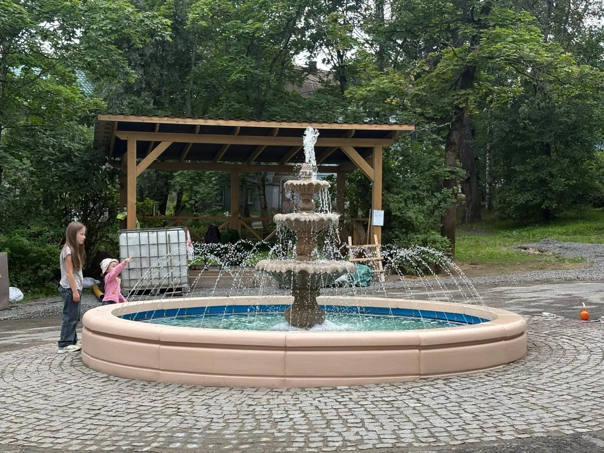 ⛲ В Лахденпохье заработал фонтан

С сегодняшнего дня новый фонтан в сквере радует глаз местных жител