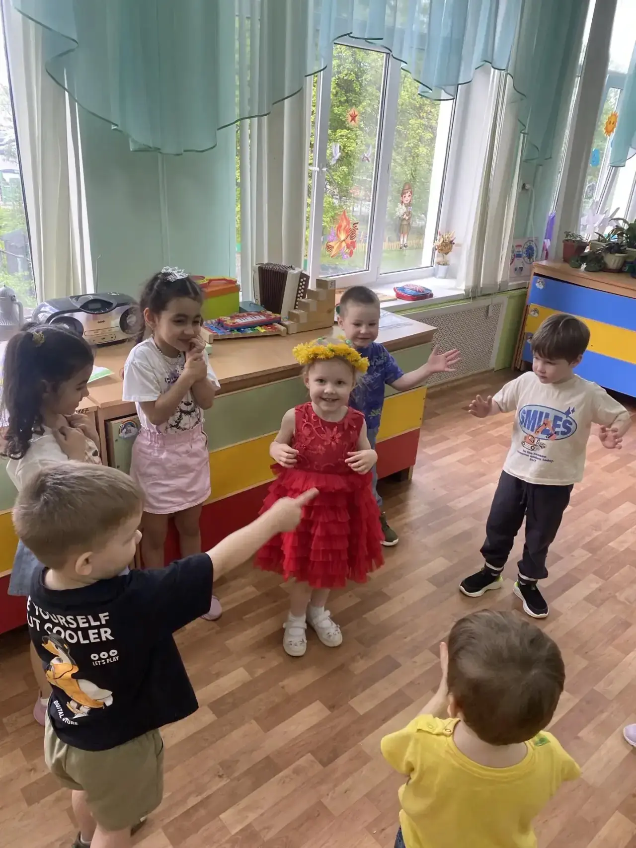 Ребята из группы «Радуга» вместе одуванчики нарисовали, его строение изучали, в подвижн...
