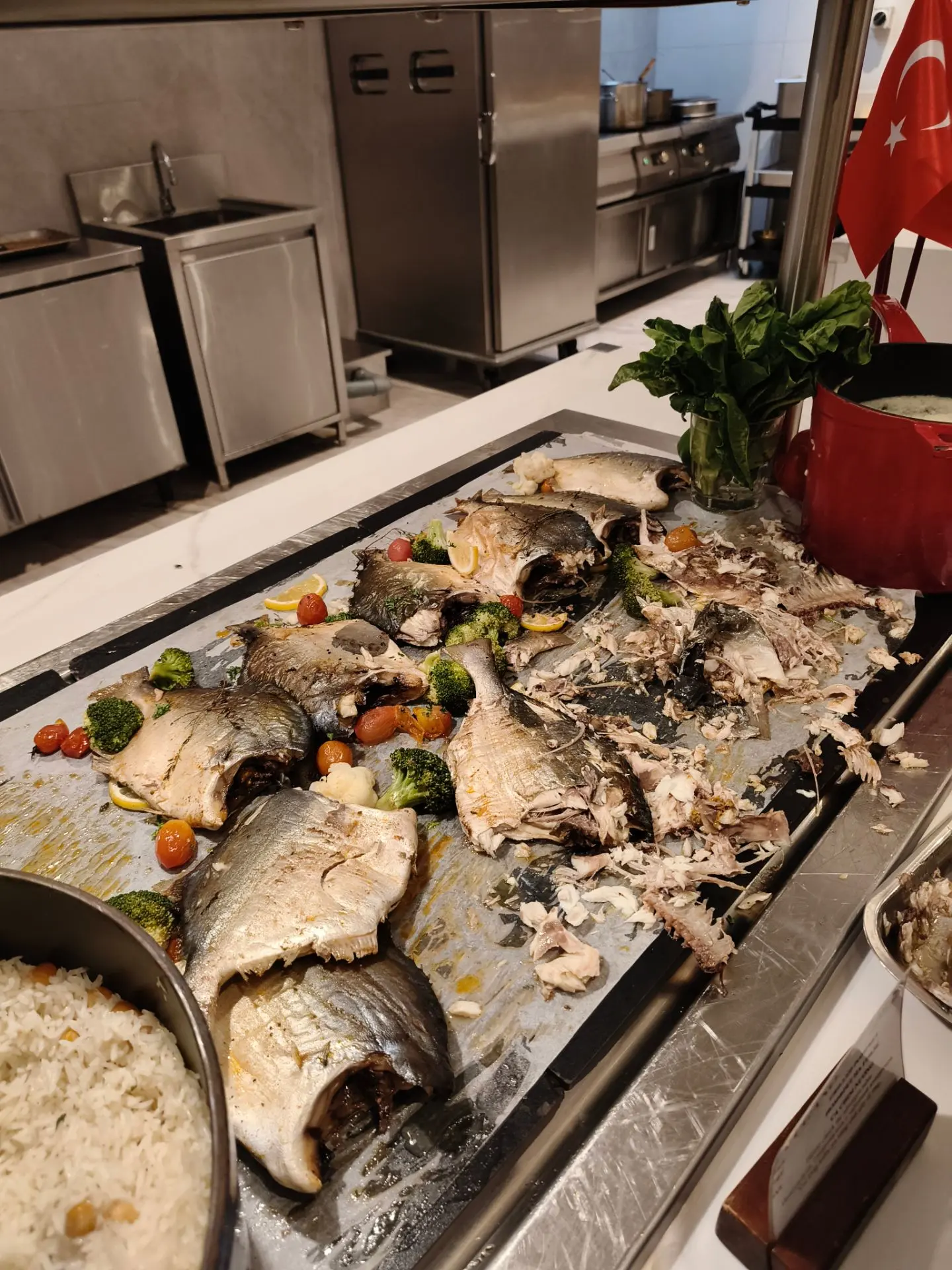 Сегодня еще пробовали улиток(по вкусу как мидии, только по жёстче)