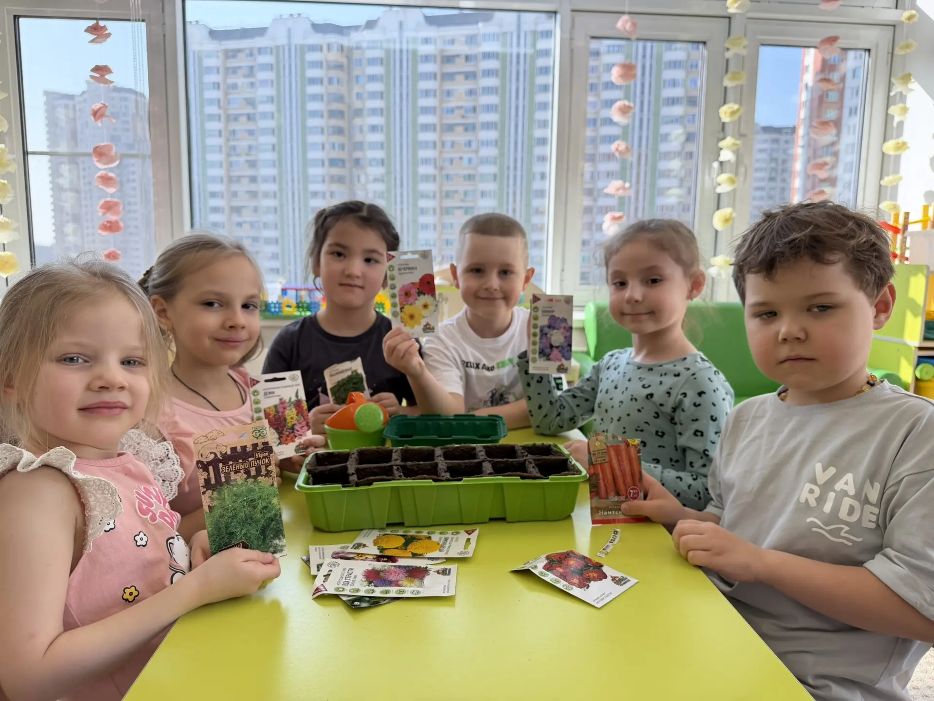 ЗАБАВНЫЕ НОВОСТИ🏡  За окном ещё снег, а в старшей группе 10-а Zабавы на Покровской уже весна! Малыши