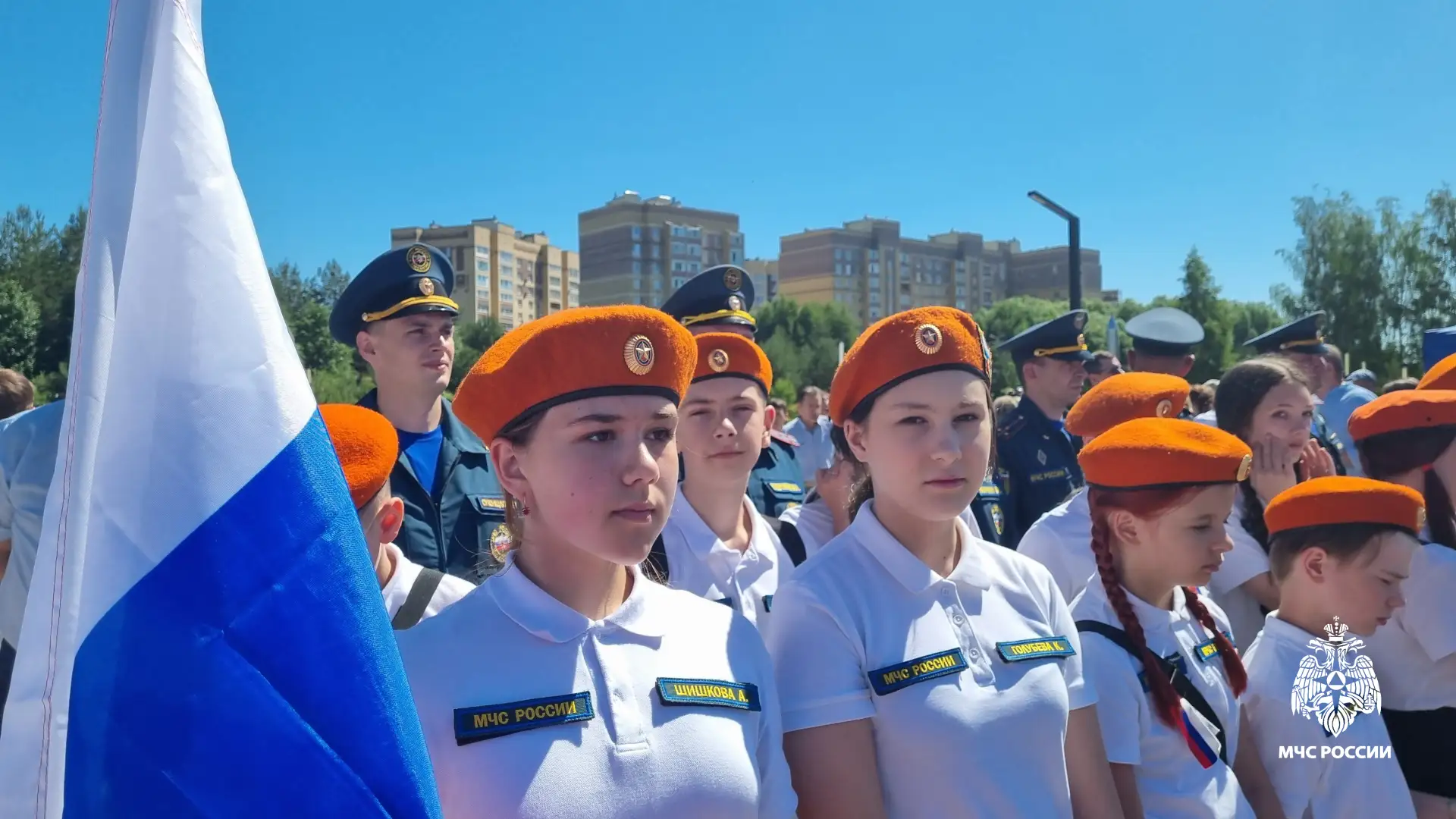 🇷🇺Сотрудники МЧС России и кадеты пожарно-спасательного профиля приняли участие в торжественных мер