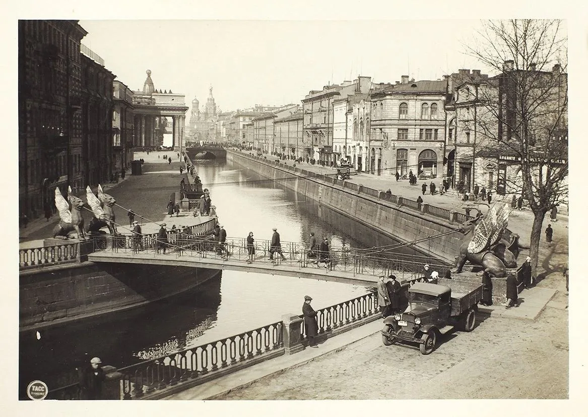 1935.Банковский мост через канал Грибоедова.