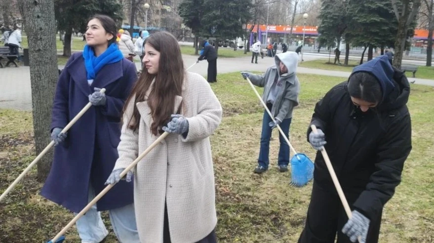 Не словом, а делом: студенты МК № 7 вышли на субботник в Лосиноостровском районе  👫 Студенты Медицин