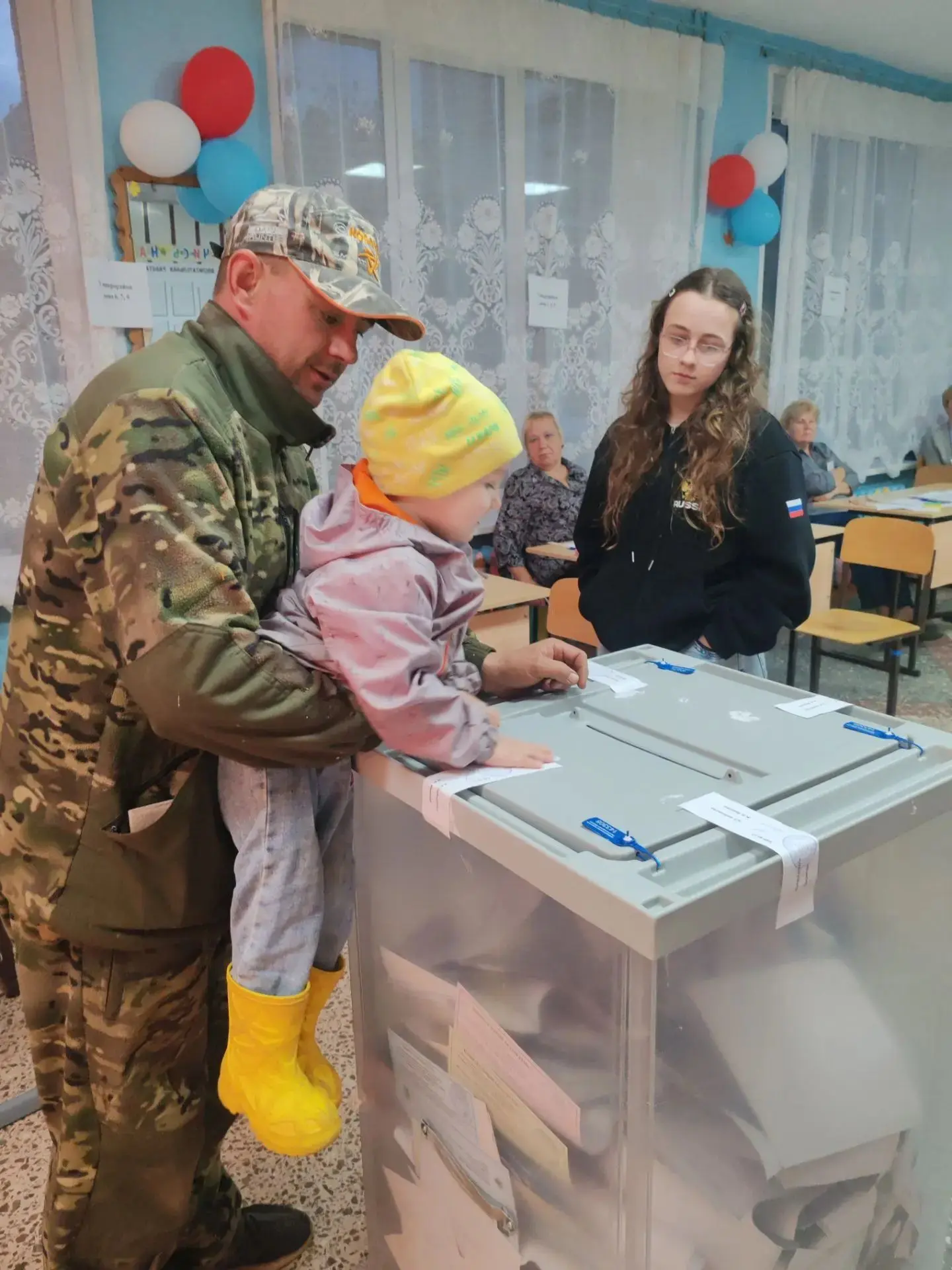 Вадим Кольцов - воспитанник группы "Зайчишка" - главный папин помощник на выборах! Учим...