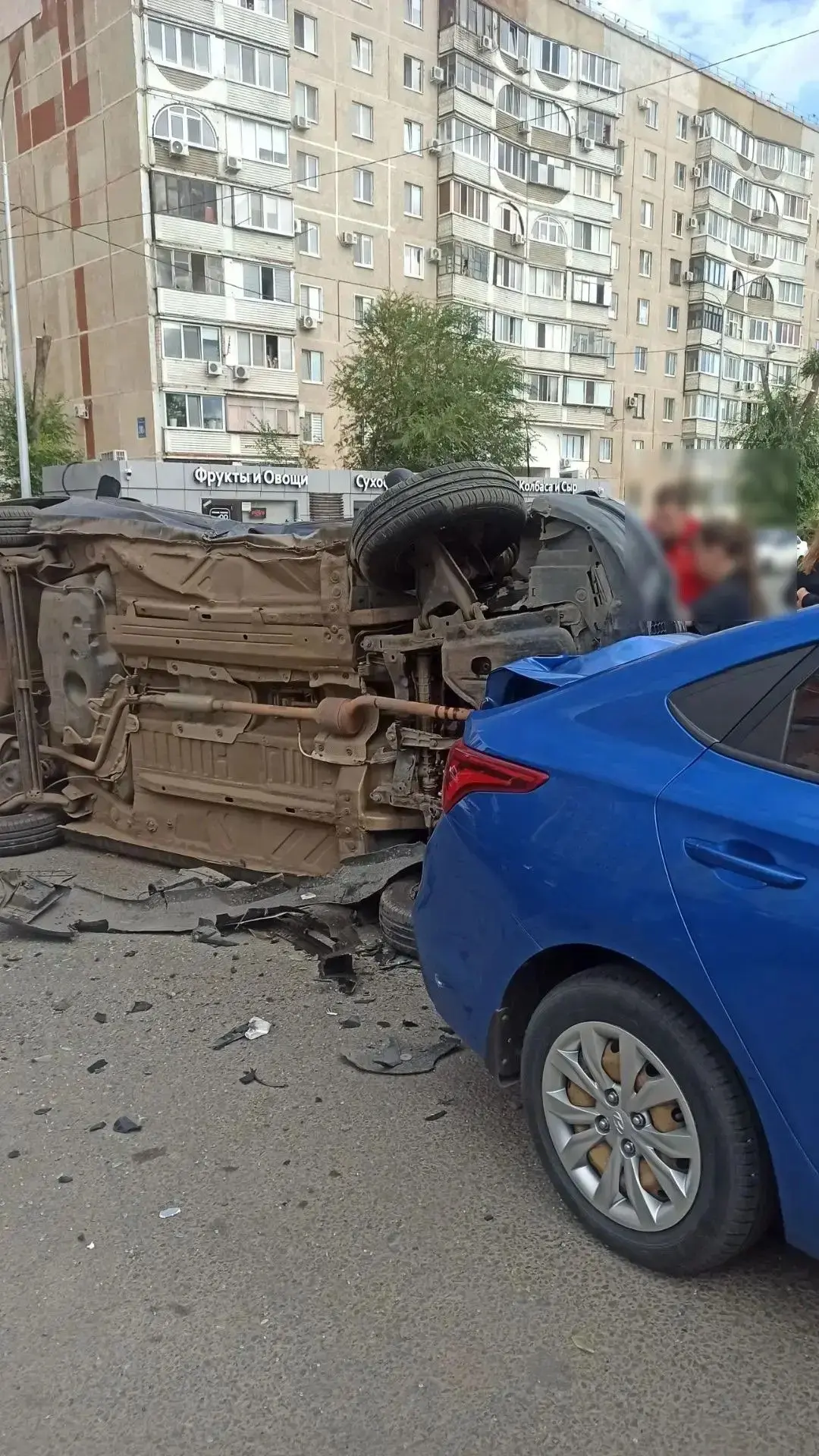 ❗️В Оренбурге столкнулись две иномарки, одна из машин перевернулась. Пострадали трое че...