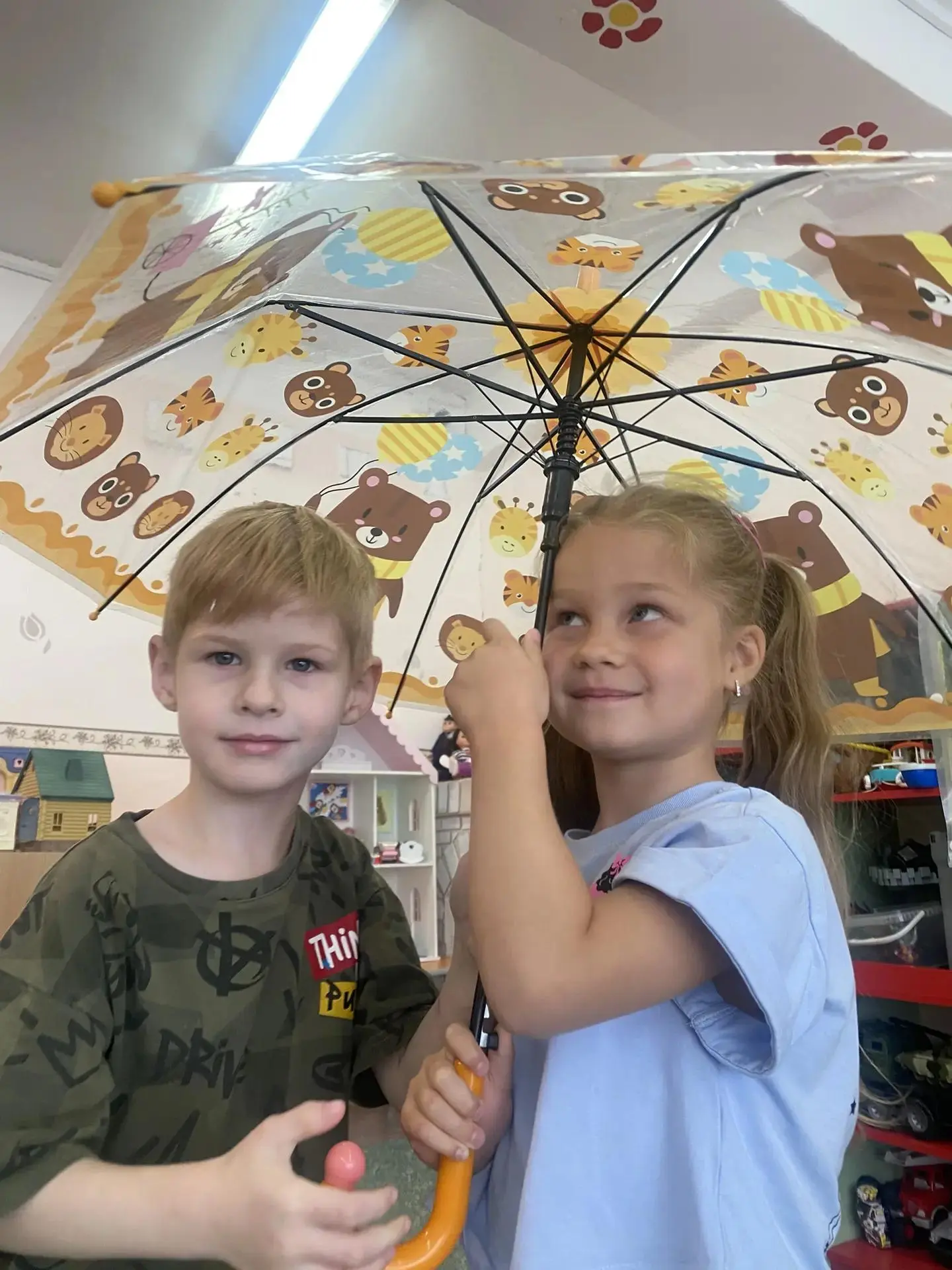 🌧️ Дождливый день — не повод грустить! Осень шепчет свои истории — и наши малыши из гр...
