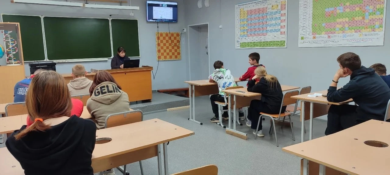 Сегодня ученики 8-10 классов МБОУ СОШ п.Победа приняли участие в видеоконференции с заместителем нач