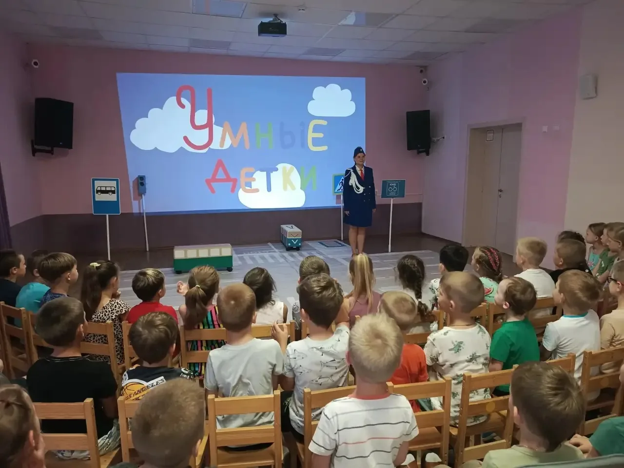 🚦 Дождь за окном? А нам не скучно!

Сегодня, пока за окном лил дождь, наш детский сад превратился в