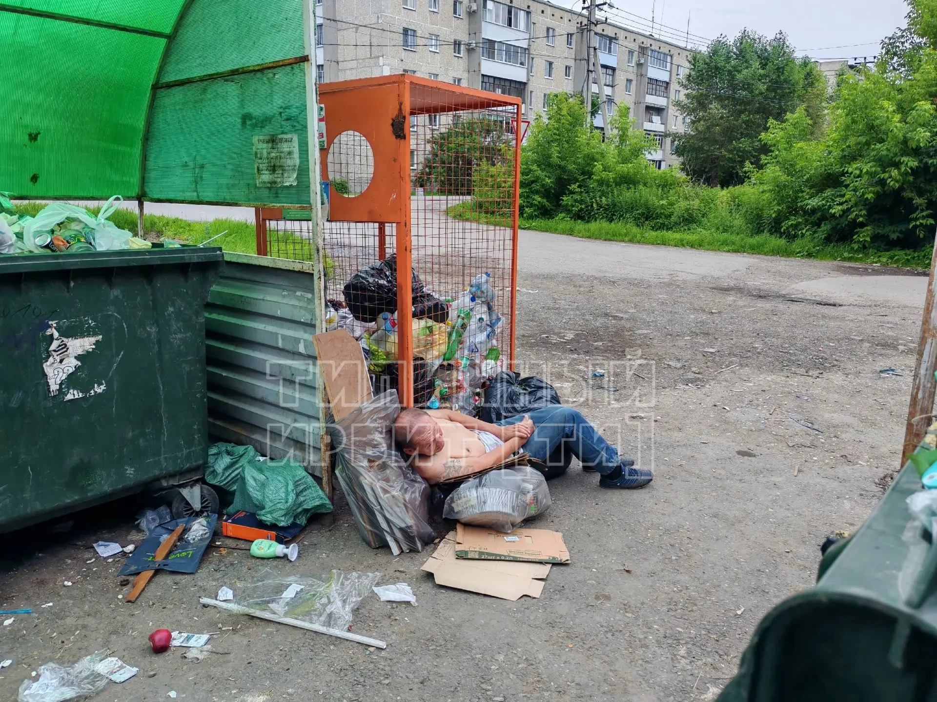 Соседи, чей? Заберите, а то вместе с мусором и увезут.