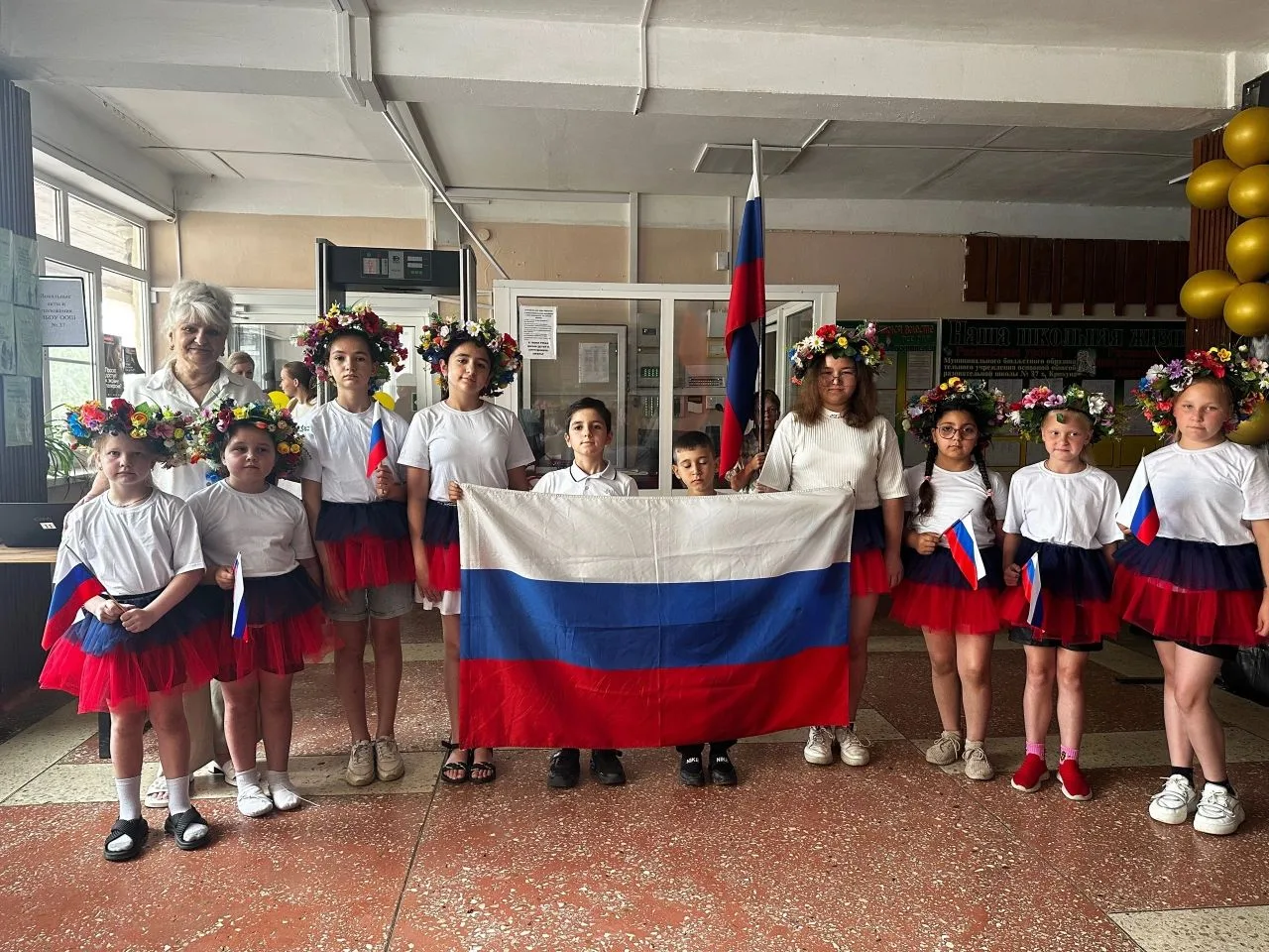 10 день - день России!
День начался с торжественной линейки, посвященной поднятию флагов и исполнени