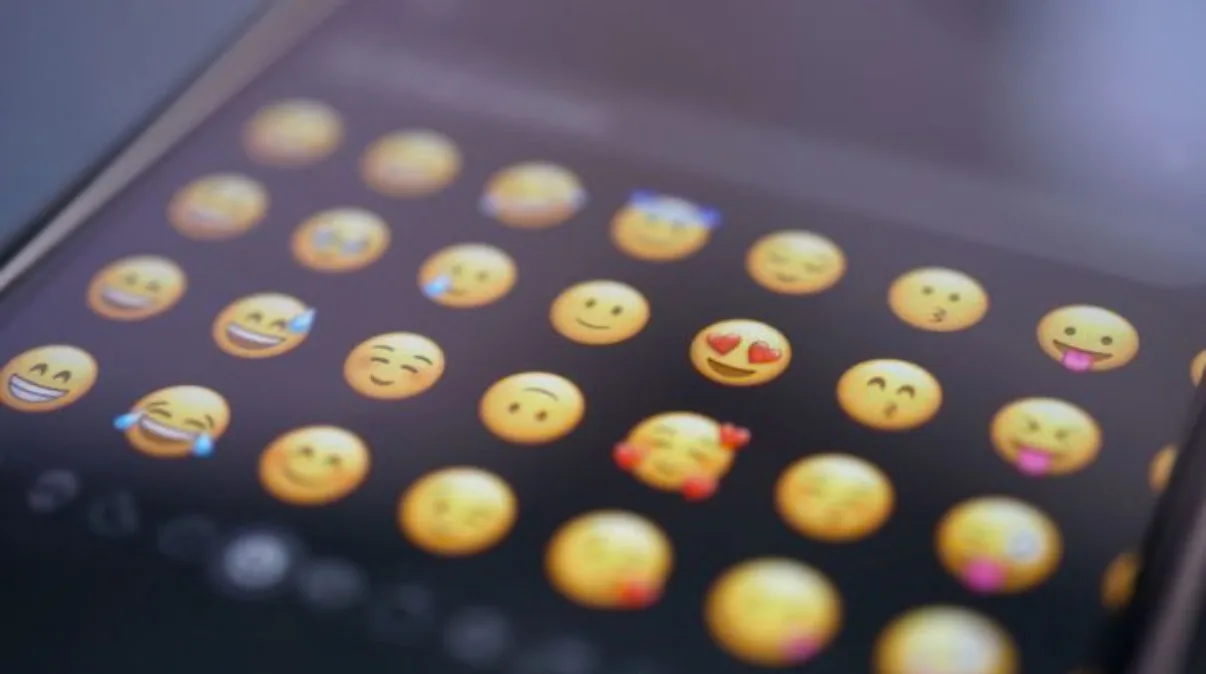 📱 😂 больше не смешно: почему подростки заменили «смех» на 😭