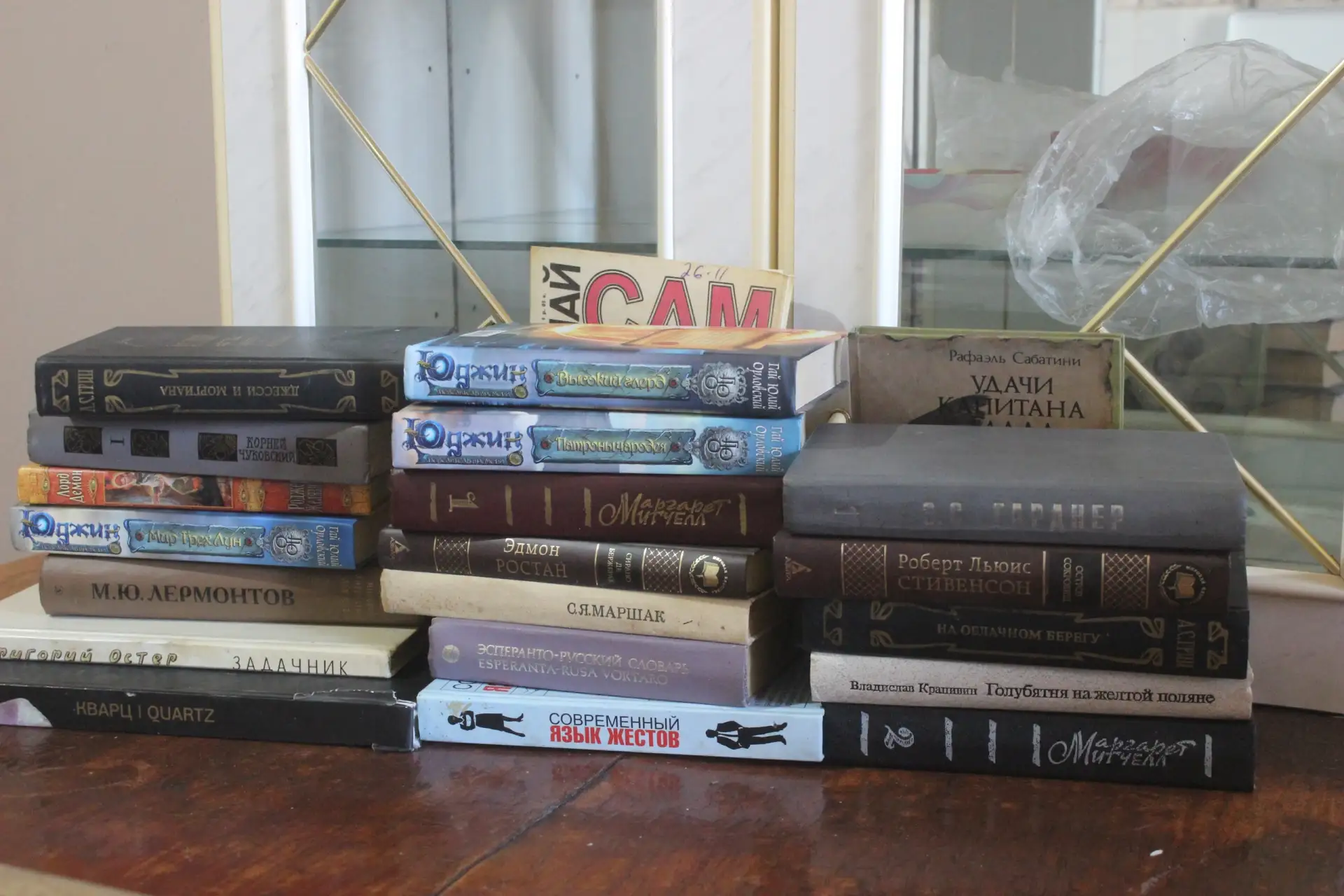 В дар книги. Забирать ул. Надеждинская 12А