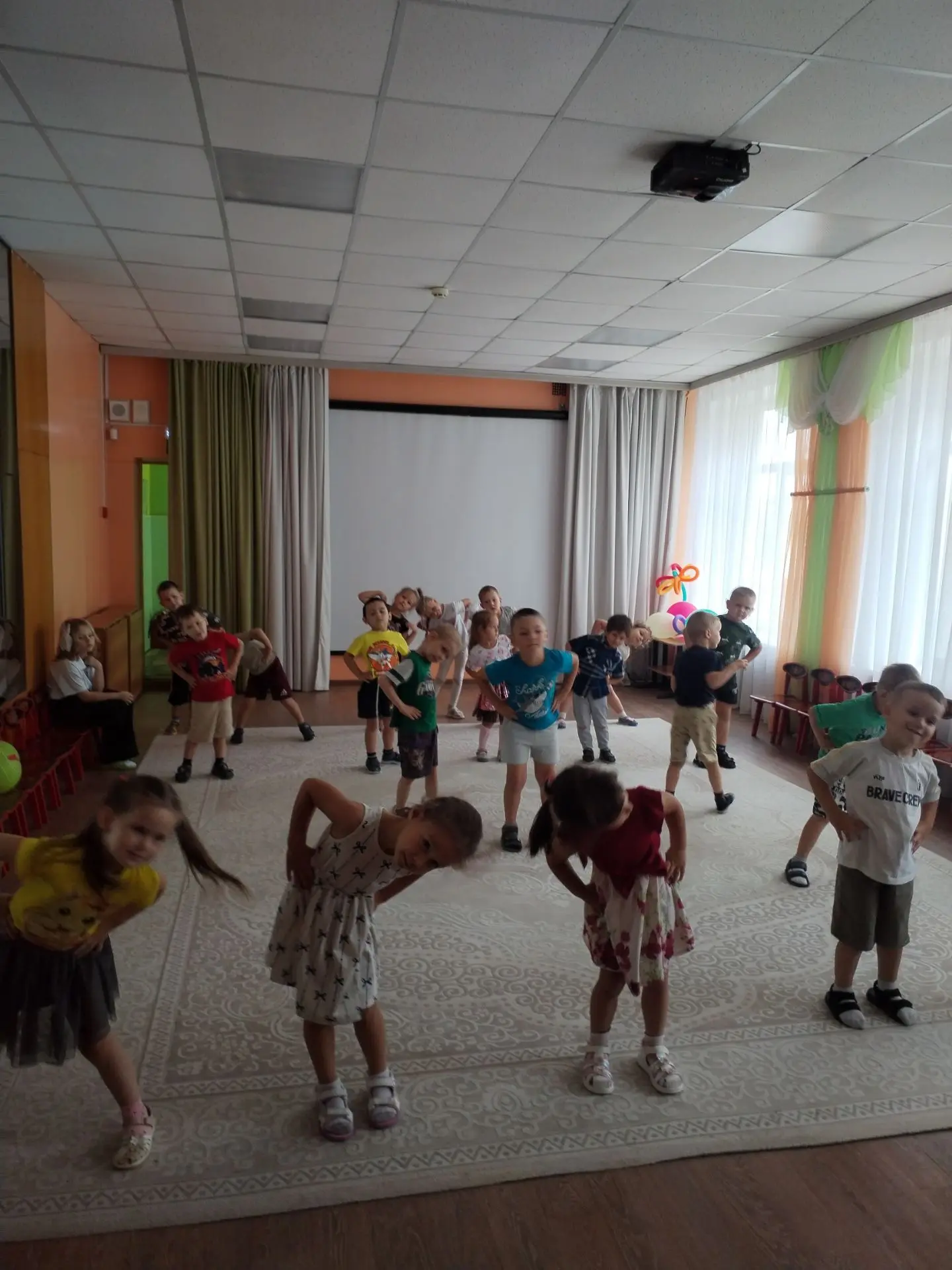 Веселая зарядка — залог хорошего настроения на весь день! ☀️🤸‍♂️