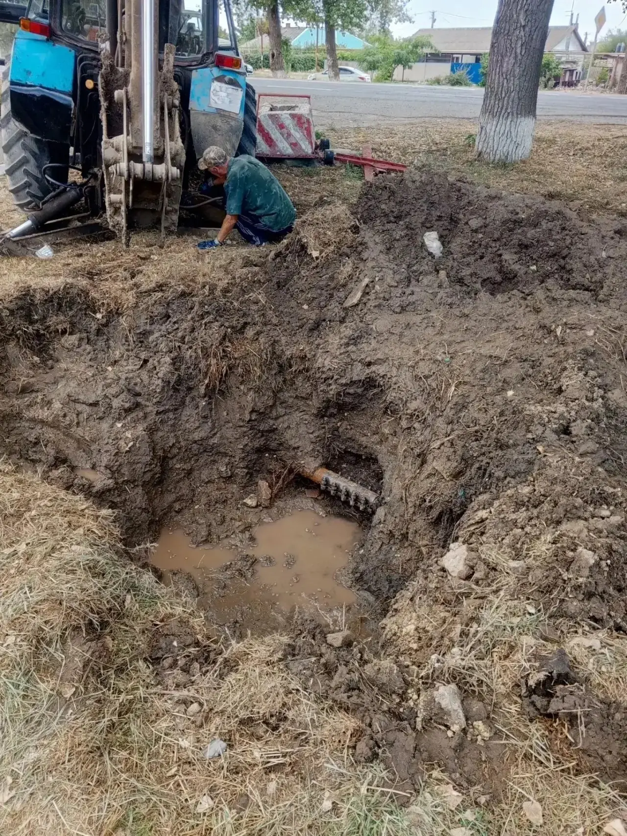 Аварийно-восстановительные работы на сети водоснабжения в районе дома № 2 по ул. Комсом...