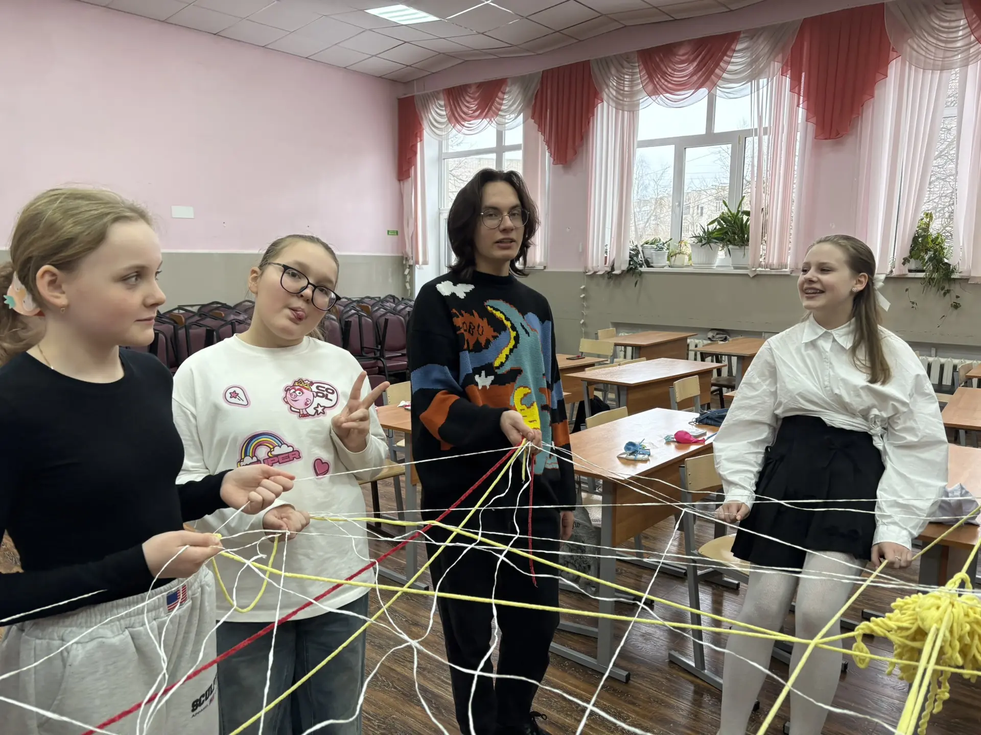 Запутались и распутались🧶ловили поток из мячиков для настольного тенниса🏓разогревали мышцы воздушным