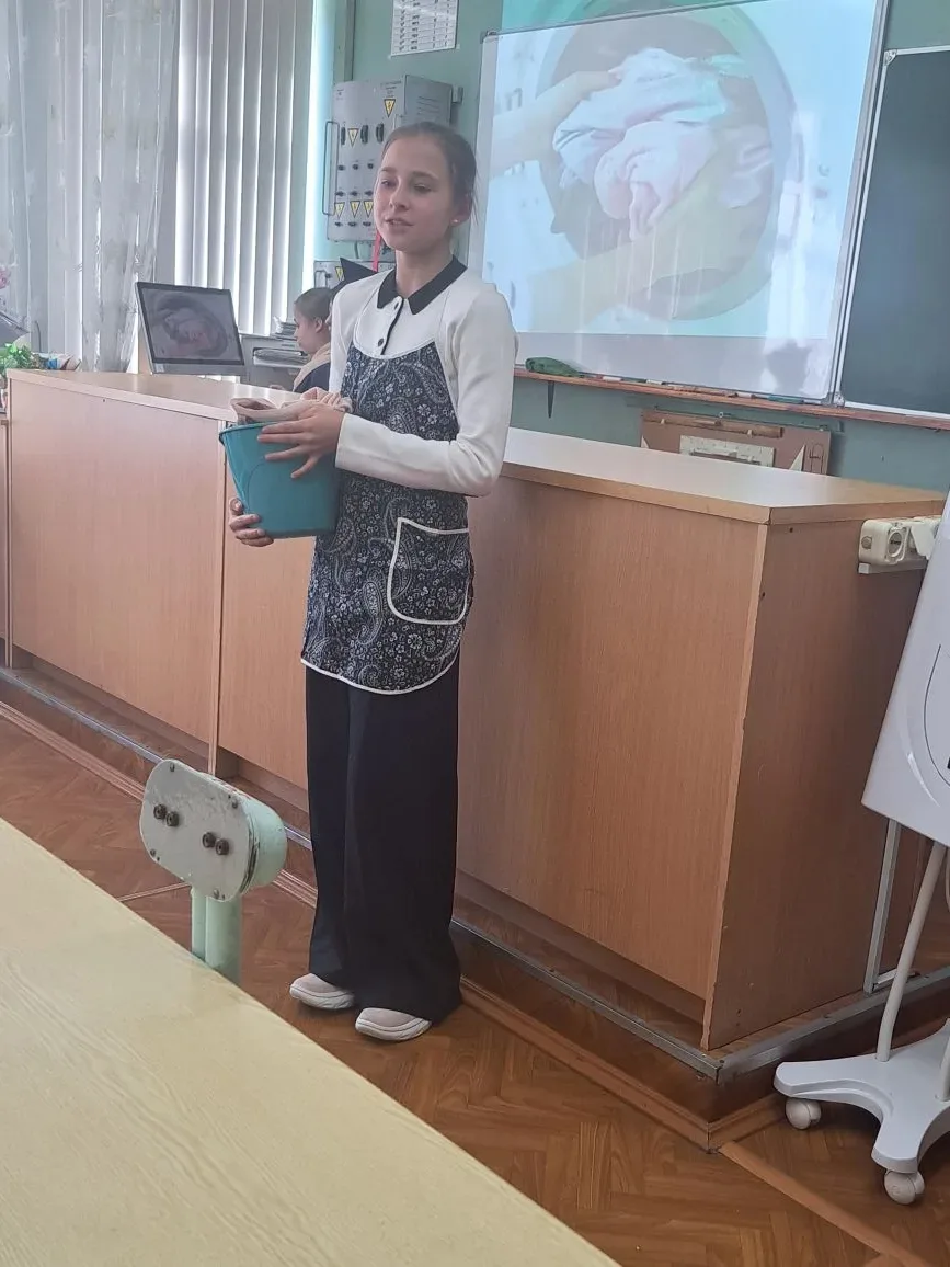 🧑‍🎓⚡ Члены клуба "Юные физики" (учащиеся 7-А класса ) подготовили и показали учащимся начальной школ