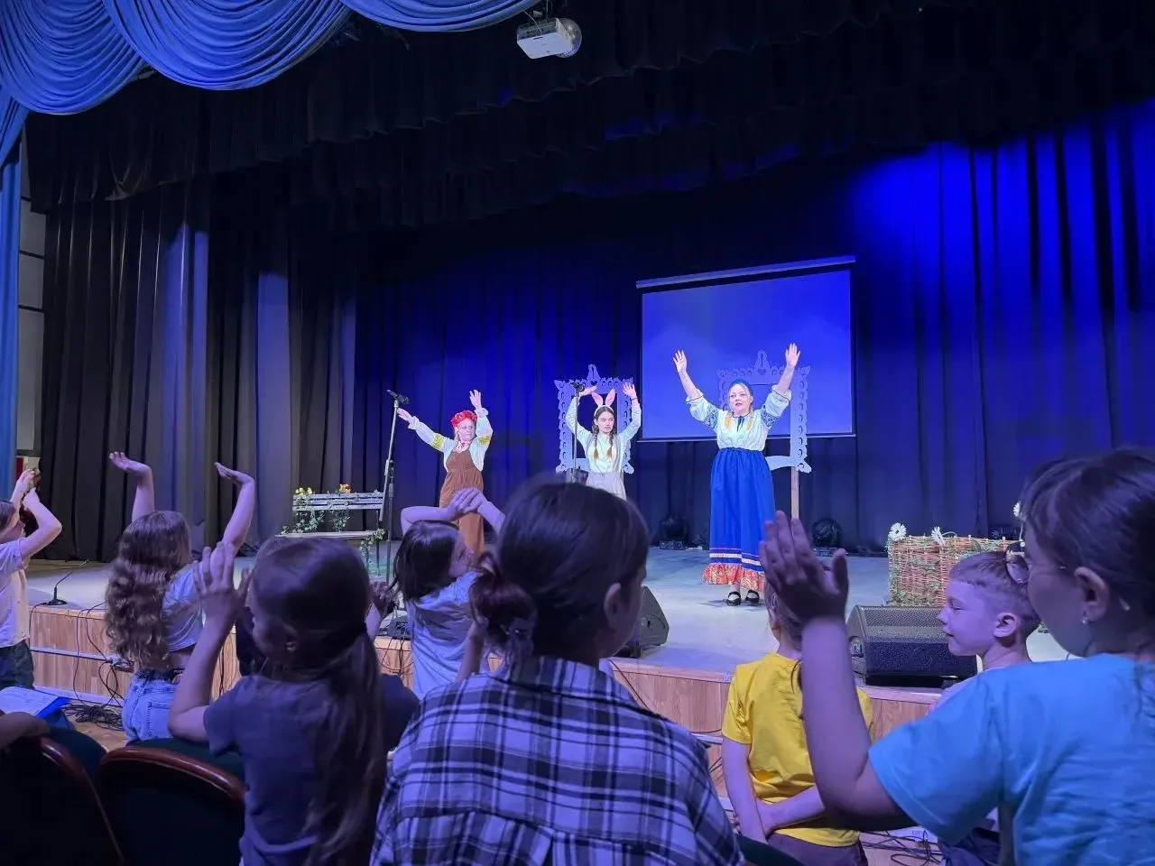 🥰И снова наш «Колобок» на сцене Дворца культуры!  
В рамках летней оздоровительной кампании состоял