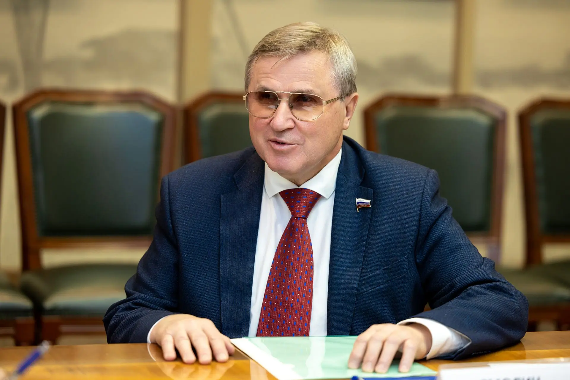 И снова о главном. Необходимо увеличить зарплаты учителям в регионах
