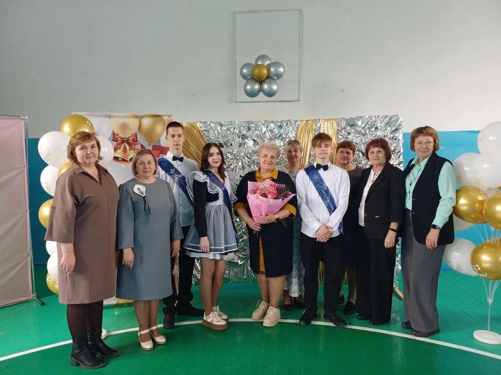 Ученики одиннадцатого класса вернулись в родную школу, чтобы поздравить своего первого ...