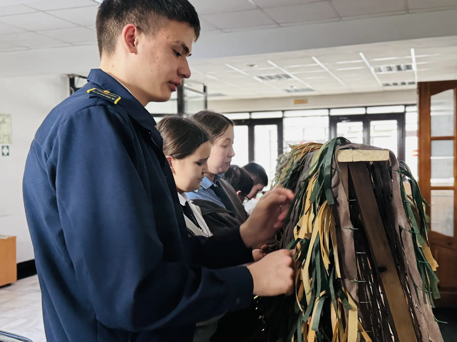 🪢🎓 Плетём добро руками! 🌊🧡  Студенты УУКЖТ ИрГУПС специальности ЭПСл и ЭПСв присоединились к  изгото