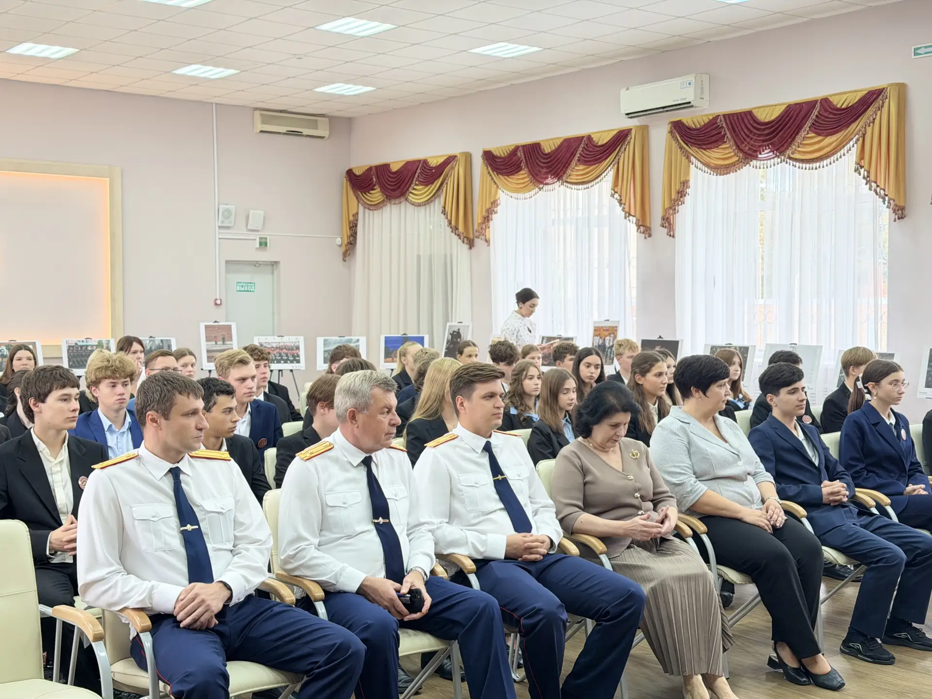 В подшефной гимназии имени М.М. Сперанского состоялось открытие фотовыставки «Русская ц...
