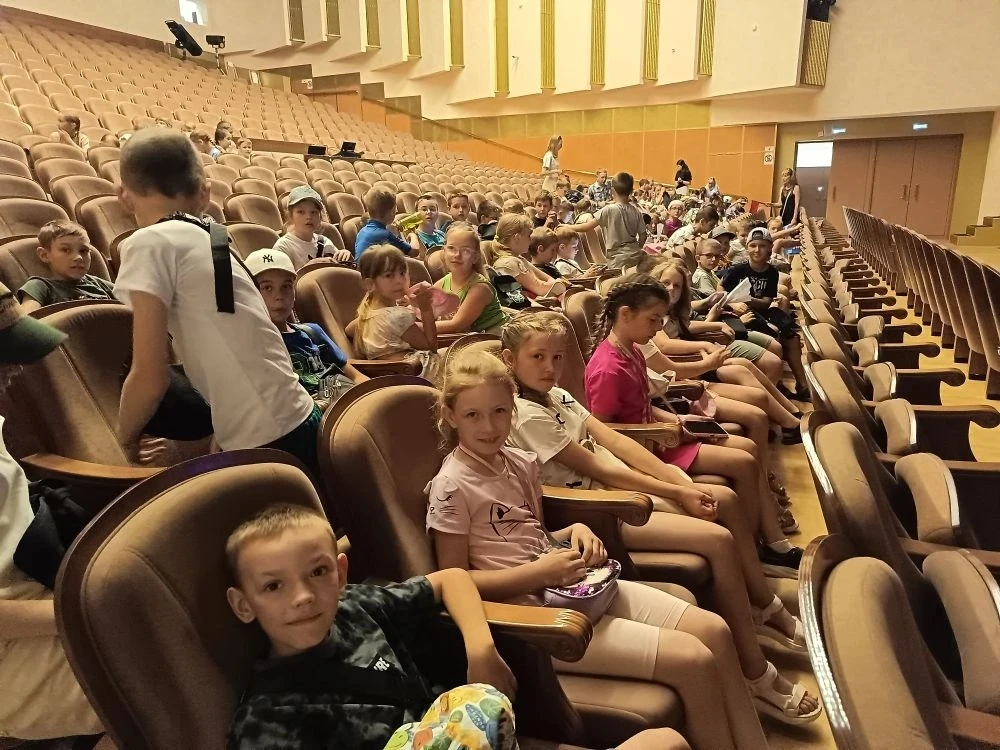 День 9. Ребята из лагеря "Улыбка" посмотрели постановку ТЮЗ "Кот в сапогах"
🏊 3 отряд посетил бассе